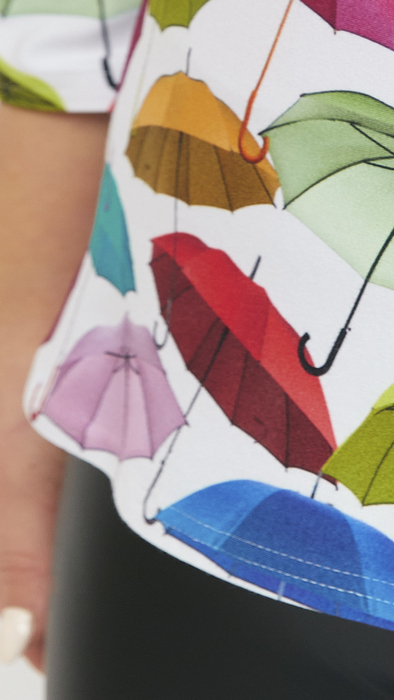 Weiße Damenbluse mit eleganten Regenschirmen