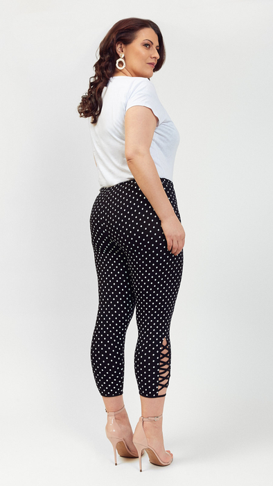 Stylowe wygodne legginsy w kropeczki/groszki