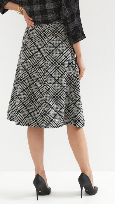 Women's long skirt in a black and white check pattern, mix