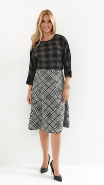 Women's long skirt in a black and white check pattern, mix