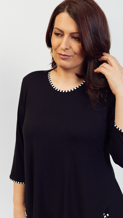 Schwarze, elegante Damentunika, verziert mit einem einzigartigen Zopf mit schwarzen und weißen Streifen