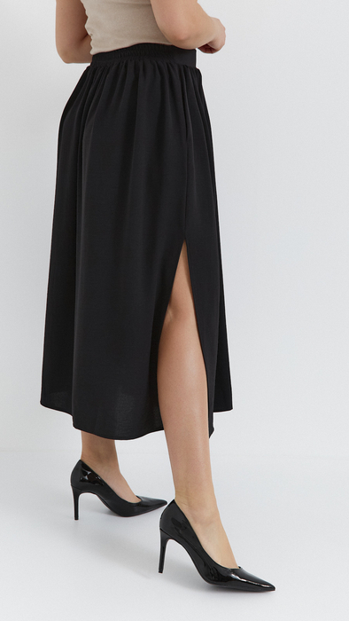 Black maxi skirt with pockets
