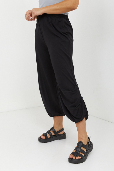 Schwarze gerade Damenhose 3/4