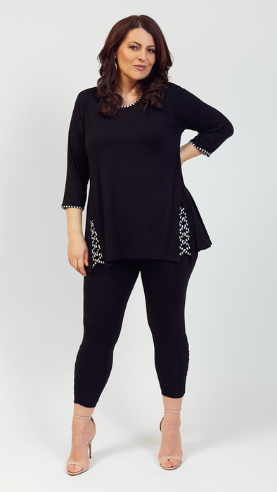 Czarna elegancka tunika damska zdobiona unikalnym warkoczem w biało czarne paski