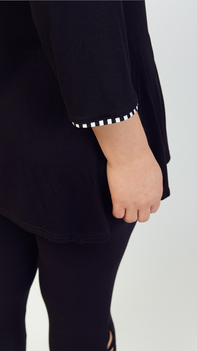 Schwarze, elegante Damentunika, verziert mit einem einzigartigen Zopf mit schwarzen und weißen Streifen