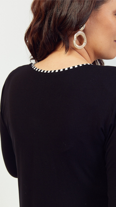 Schwarze, elegante Damentunika, verziert mit einem einzigartigen Zopf mit schwarzen und weißen Streifen