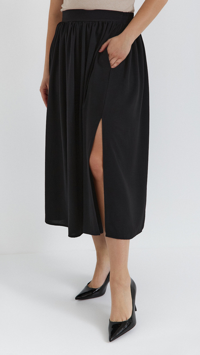 Black maxi skirt with pockets